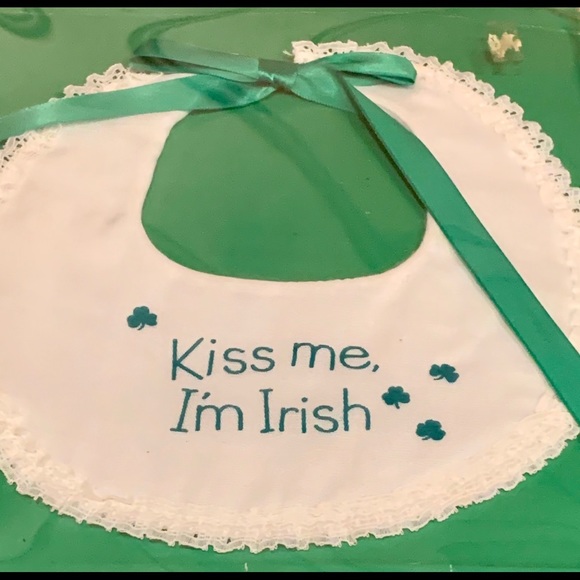 Ireland - Kiss Me I'm Irish BNWT Bib White with Green Trim - Saint Patricks Day - Picture 2 of 6